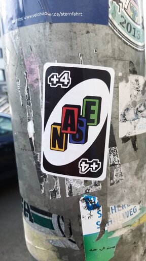 Sticker der eine +4 Uno-Karte darstellt. Die Karte zeigt in der Mitte vier Karten die das Wort Nase bilden.