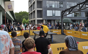 Street-Tabletennis-Match und Publikum